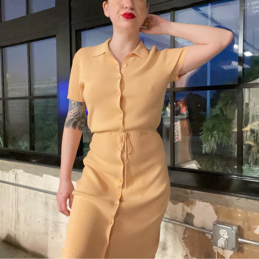 Vintage Peach Slinky Knit Button-Front Midi Dress – Collared Tie Waist
